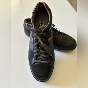 Men’s Skechers, relaxed fit, size 10